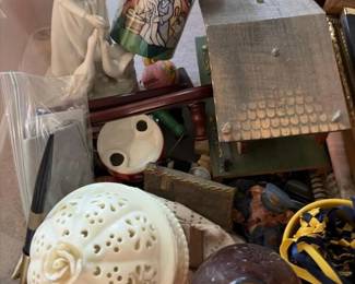 357 assorteddecorativeandcollectibleitem