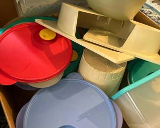 279 assortedlotofplasticstoragecontaine