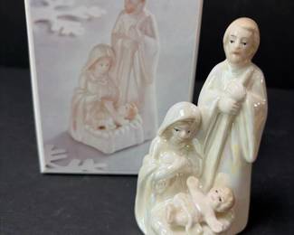 204 pier1iridescentporcelainnativityfig