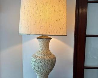 052 vintagestyletablelampwithornatebas