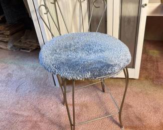 224 vintagemetalvanitychairwithbluecus