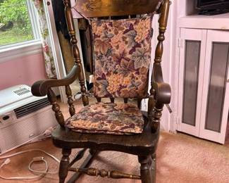222 vintagewoodenrockingchairwithfloral