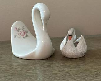 153 pairofswanfigurinesonepfaltzgraff
