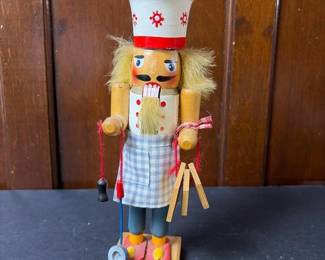 175 woodenchefnutcrackerfigurine