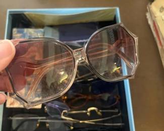 035 assortedloteyeglassesandsunglassesa