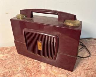 001 philcoportablebakeliteamradio