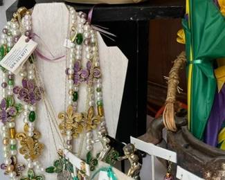 VARIOUS MARDI GRAS PIECES AND AMETHYST JEWELRY