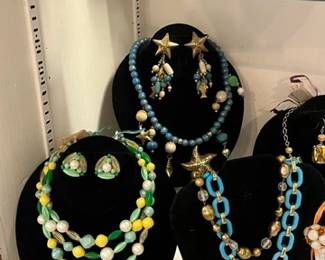 ASSORTED PLASTIC JEWELRY