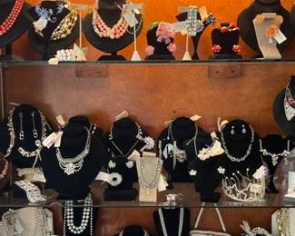 VARIOUS VINTAGE JEWELRY