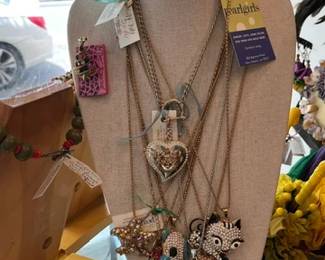 VARIOUS PENDANTS WITH CHAINS