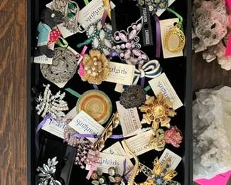 VARIOUS VINTAGE BROOCHES