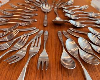 42 piece set of Retroneu ‘Countour/Tivoli’ stainless steel flatware in excellent vintage condition