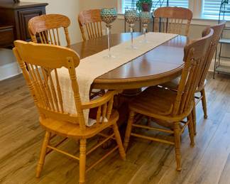 Solid oak dining table with 8 chairs and extra leaves