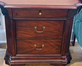 Broyhill bed side twble almost new