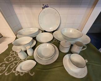 NORITAKE "CASABLANCA" 7 PIECE SERVICE FOR 12 (105 PC TOTAL)