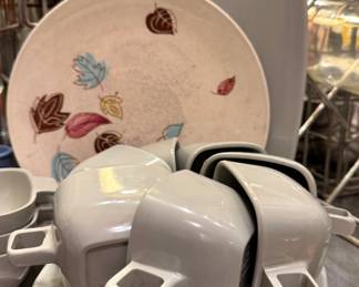 Brookpark Modern Design B-6 Mid-Century Melmac Dinnerware Set with Handled Bowls & Square Plates