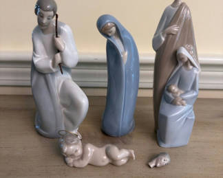 Lot 137: Lladro Nativity Sets
