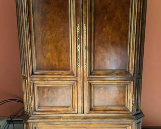 Lot 106: Armoire