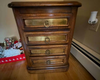 Lot 156: End Table / Nightstand