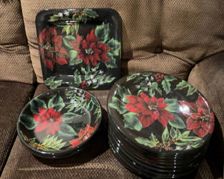 Lot 118: Christmas Dinnerware