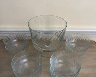 Lot 153: Trifle Bowl Set