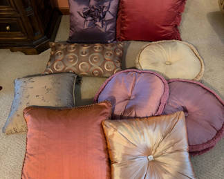 Lot 23: Decorative Pillow Lot