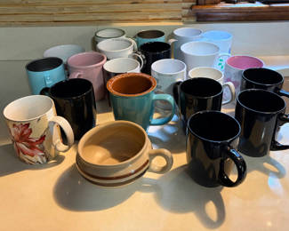Lot 39: Mugs, mugs and more mugs!