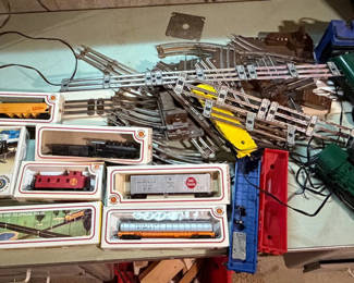 Lot 81: Vintage Lionel and Bachmann Trains