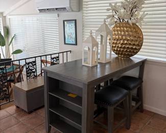 Island w/ stools (4)