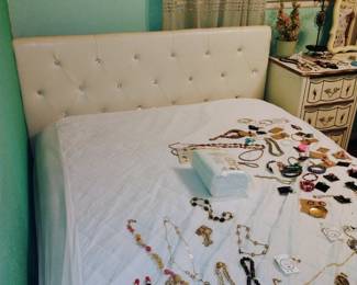 Single bed mattress and frame