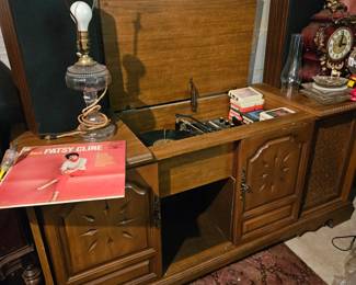 record player WORKS, it just needs a new needle! 8 track does not work, am/fm works