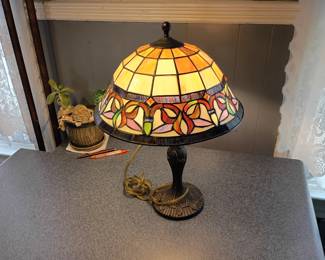 Tiffany Style Stained Glass Table Lamp