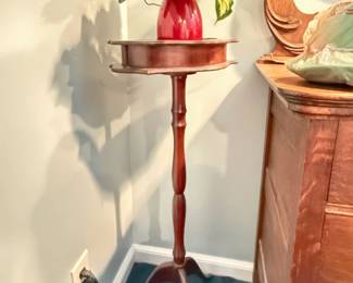 This traditional mahogany accent piece is a classic tripod pedestal table.