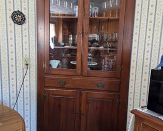 Corner cupboard
