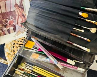 Artist box for paint brushes