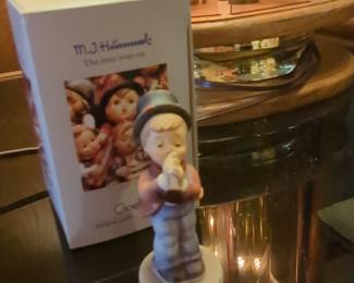 M.J. Hummel Figurine #85/0 'Serenade'