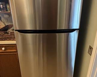 LG Top-Freezer Refrigerator