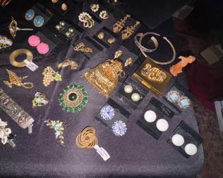 Vintage Fashion Brooches 