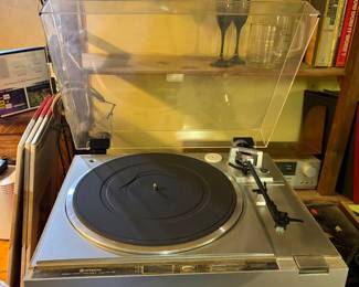 Hitachi Turntable