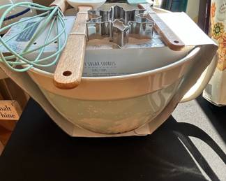 The Bakeshop by Masterclass Christmas Holiday Mixing Bowl Utensil Set