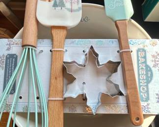 The Bakeshop by Masterclass Christmas Holiday Mixing Bowl Utensil Set second image