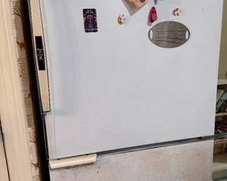 Amana refrigerator - works great would make a good second fridge