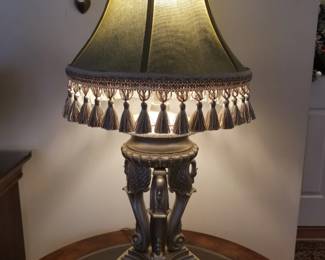 Neoclassical lamp