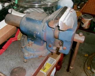BENCH VISE