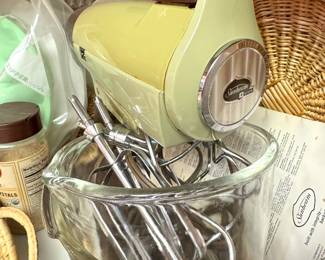 Sunbeam Mixmaster Vista Stand Mixer with Glass Mixing Bowls & Attachments