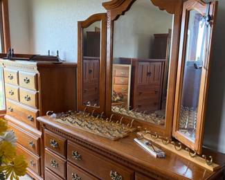 Bedroom set, dress, chest of drawers