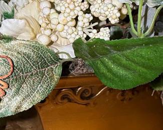 Cream and Gold Floral Arrangement Style