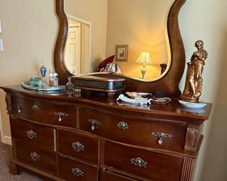 Lexington Furniture Victorian Sampler Nine-Drawer Dresser with Mirror