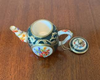 Teapots (many)