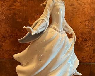 Lladro Cinderella Lost Slipper #4828 Porcelain Figurine